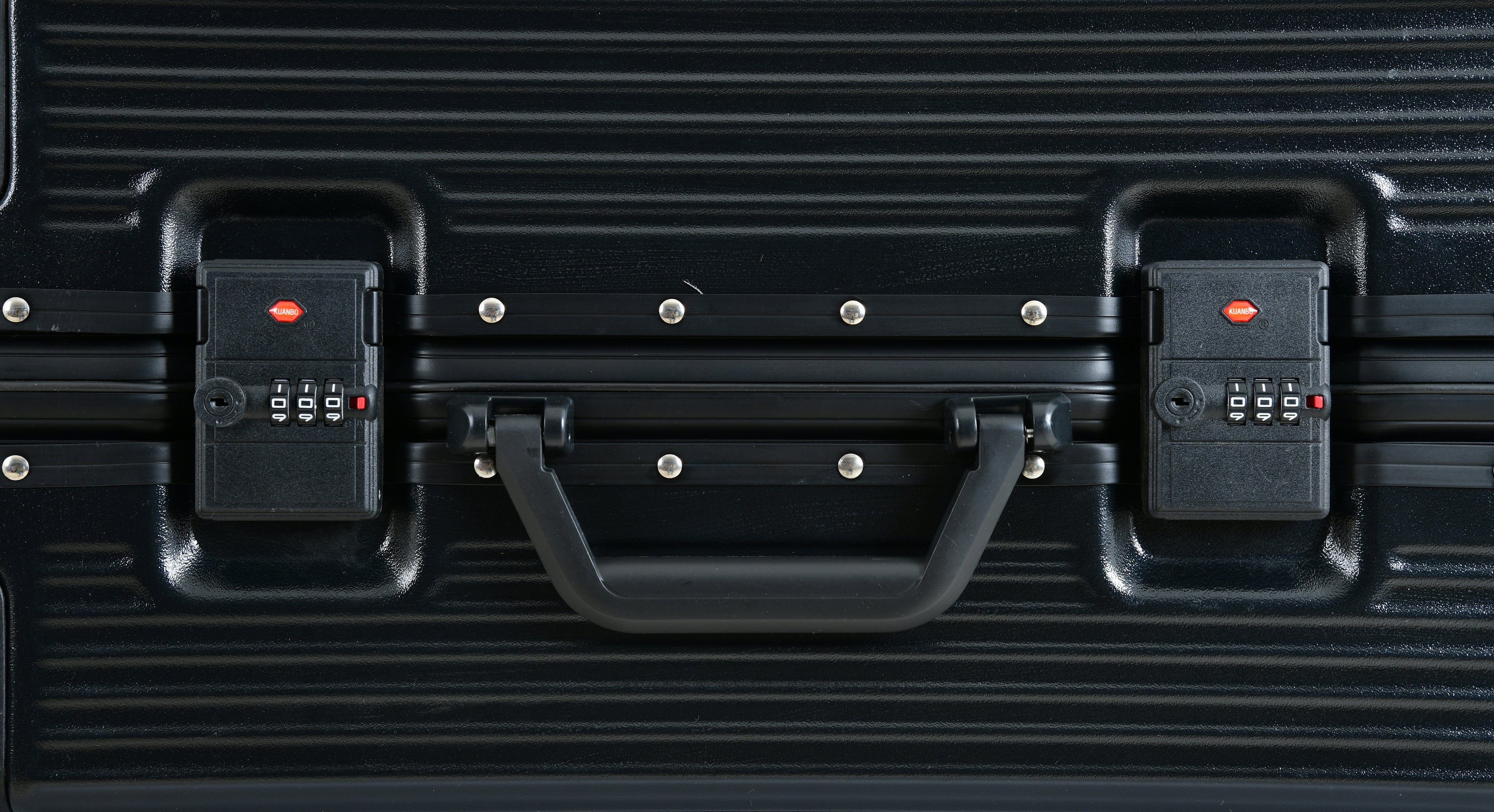 EverBest Executive 22 Inch Black Cabin Luggage – Laptop Compartment, USB Port, TSA Lock | Aluminium Frame Polycarbonate Hardside Trolley